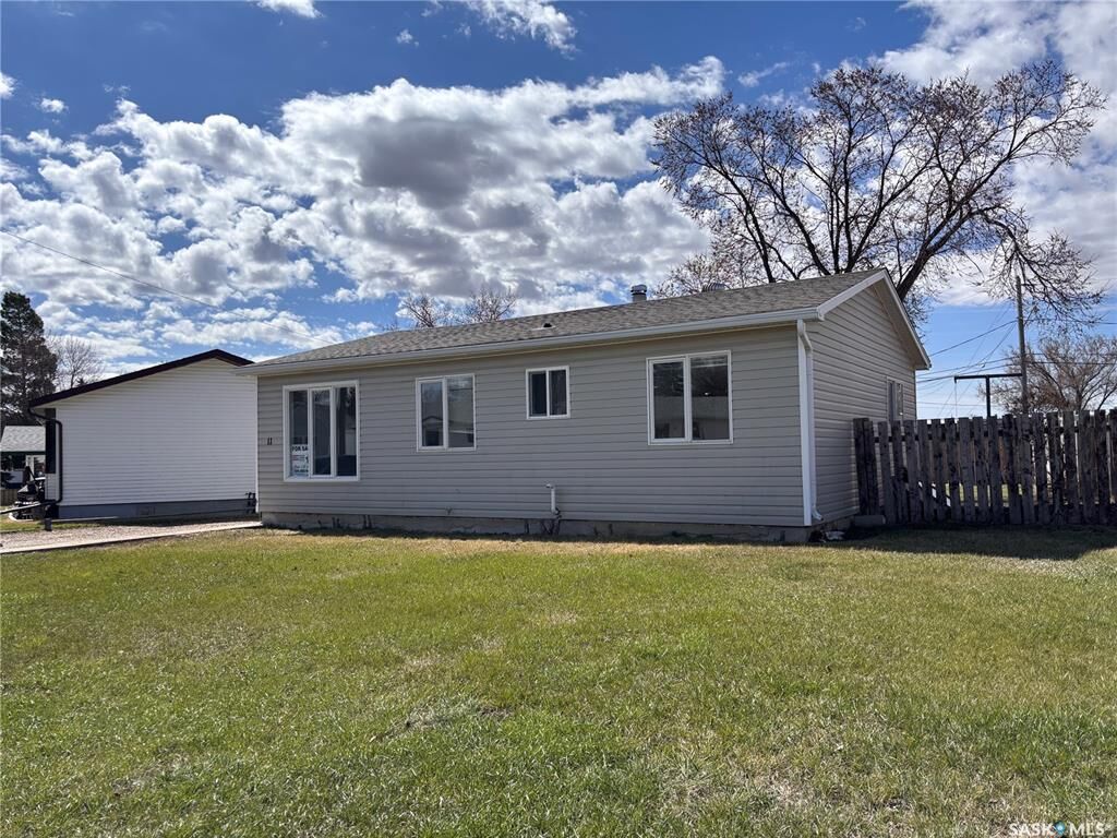Property Photo: 11 6th Street Crescent W SK S0L 1S0