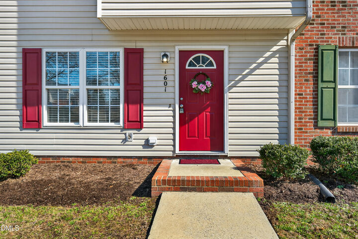 Property Photo: 1601 Briarmont Court NC 27610