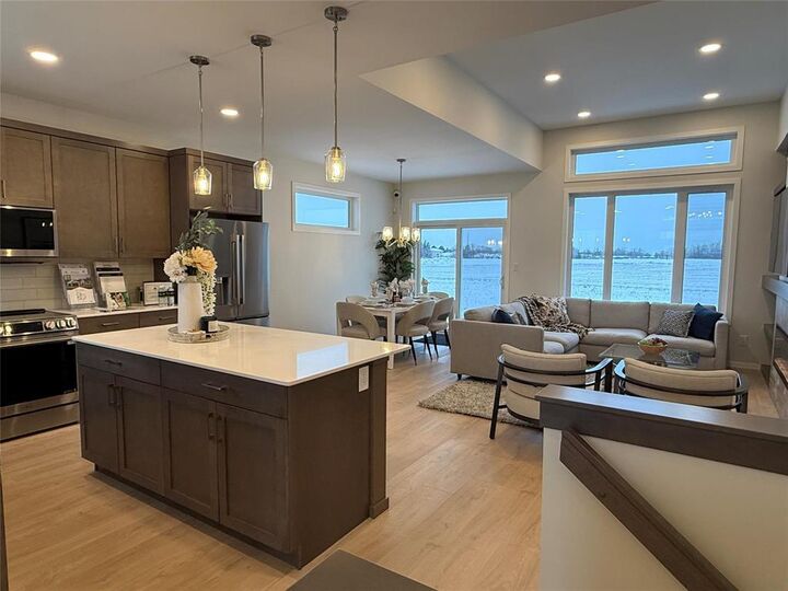 Property Photo:  15 Parkrose Place  MB R5A 0B4 