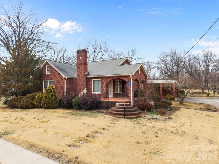 Property Photo: 911 N Long Es Street NC 28144