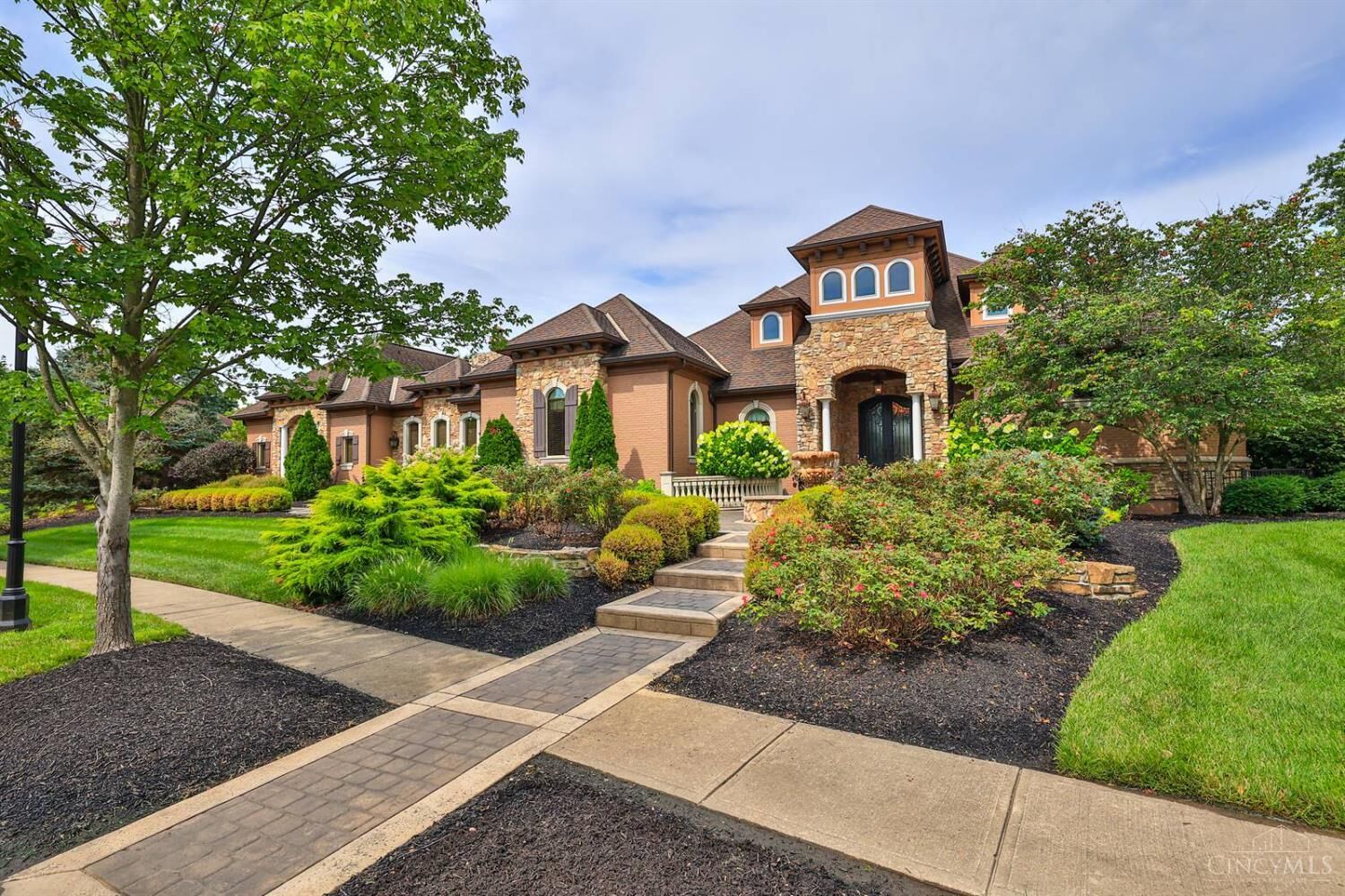 Property Photo:  25 Vintage Walk  OH 45249 