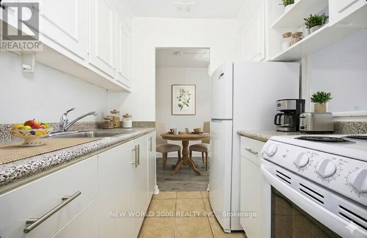 Property Photo:  49 Glen Elm Avenue 114  ON M4T 1V2 