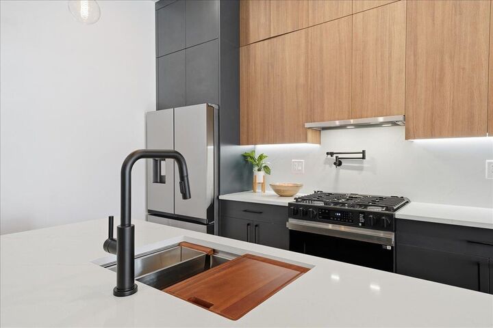 Property Photo:  105 Laidlaw Ave 2  NJ 07306 