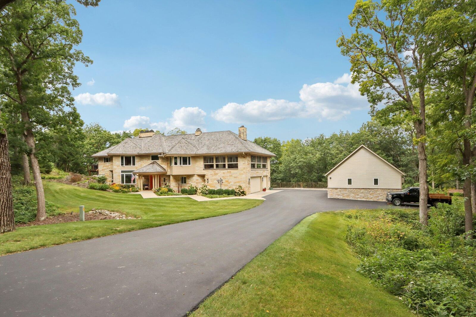 Property Photo: N1w31286 Hickory Hollow Ct WI 53018