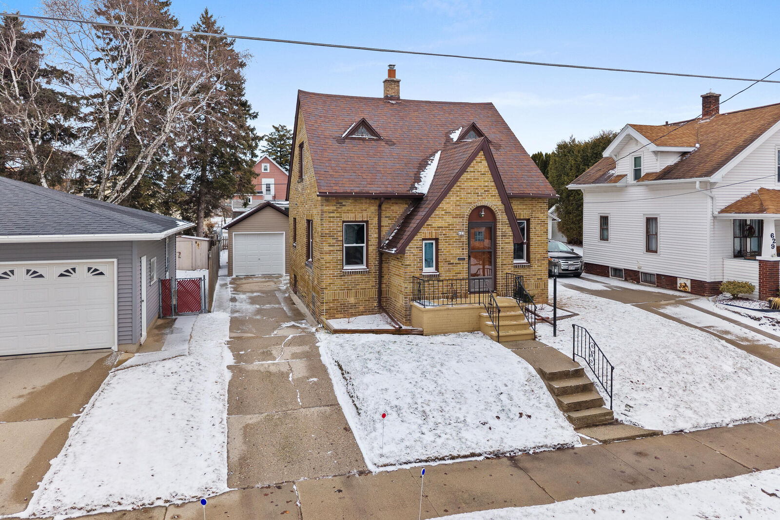 Property Photo:  625 S 27th St  WI 54220 