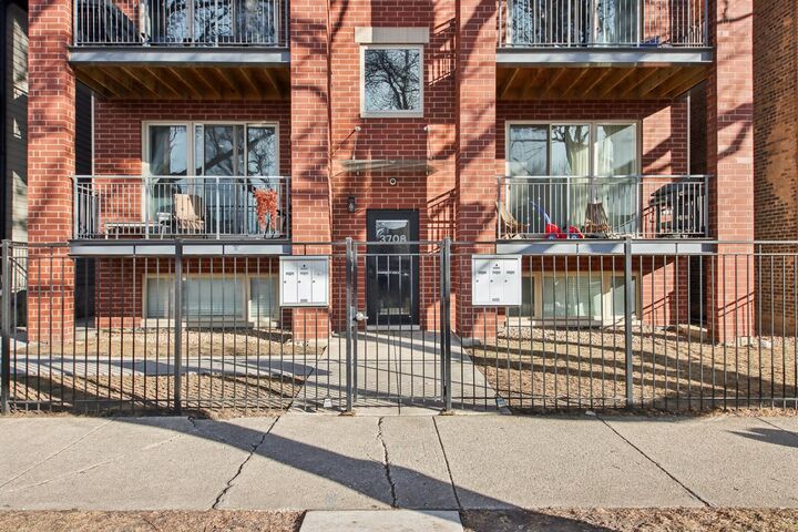 Property Photo:  3708 W Cornelia Avenue 1E  IL 60618 