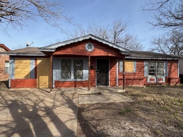 Property Photo: 4845 Hillside Avenue TX 76119