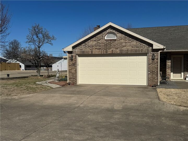 Property Photo: 1020 W Cypress Street AR 72756