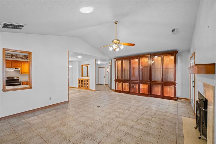 Property Photo: 1020 W Cypress Street AR 72756