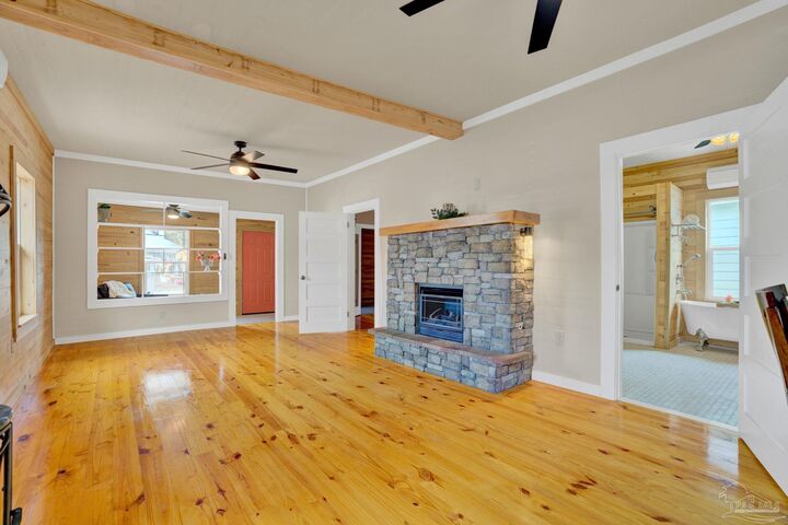 Property Photo: 1505 W. Garden St FL 32502