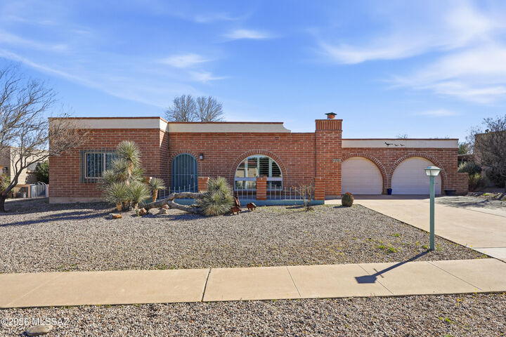 Property Photo: 250 E Paseo Chuparosas AZ 85614