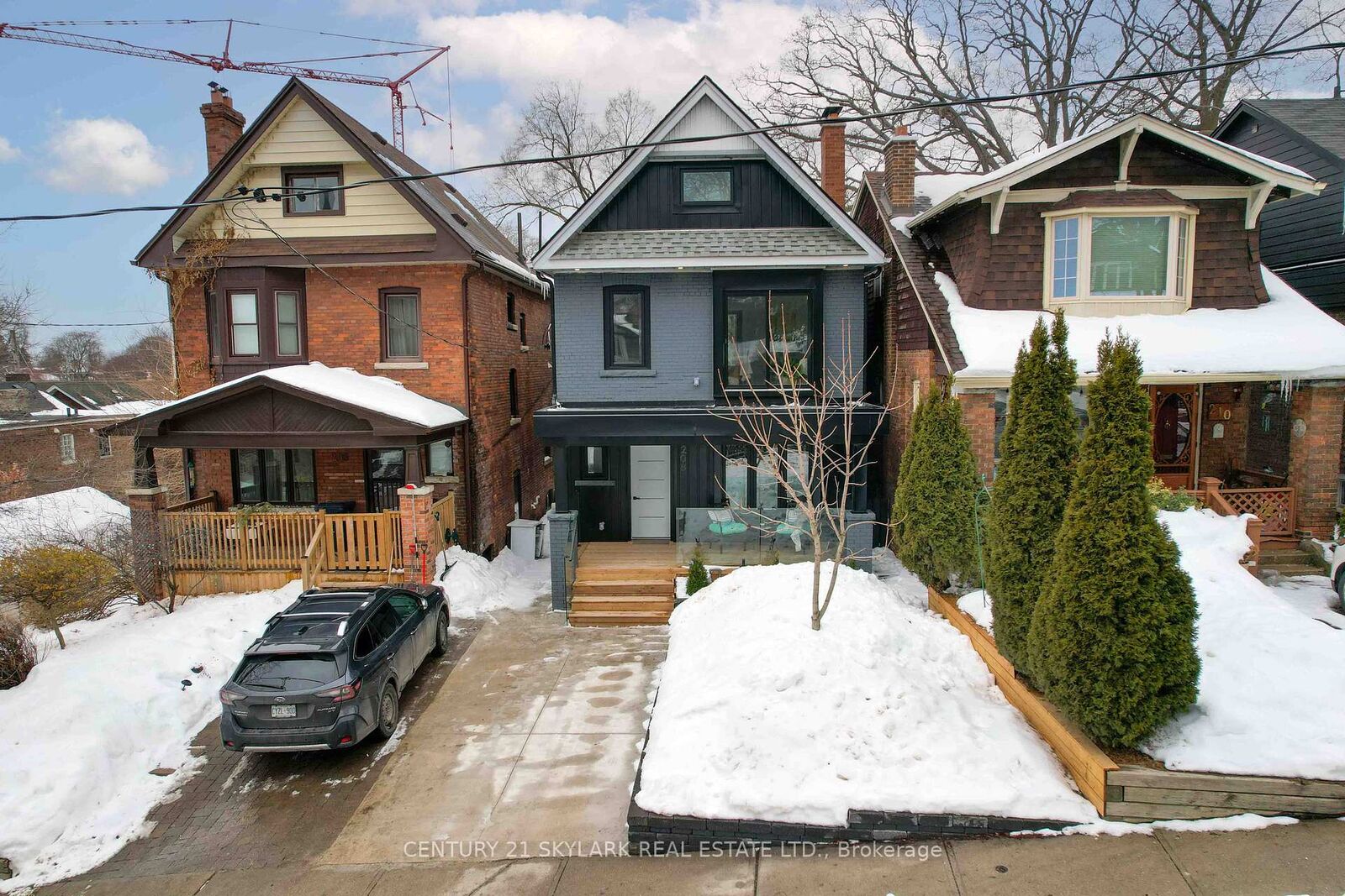 Photo de la propriété: 208 Gainsborough Road ON M4L 3C6