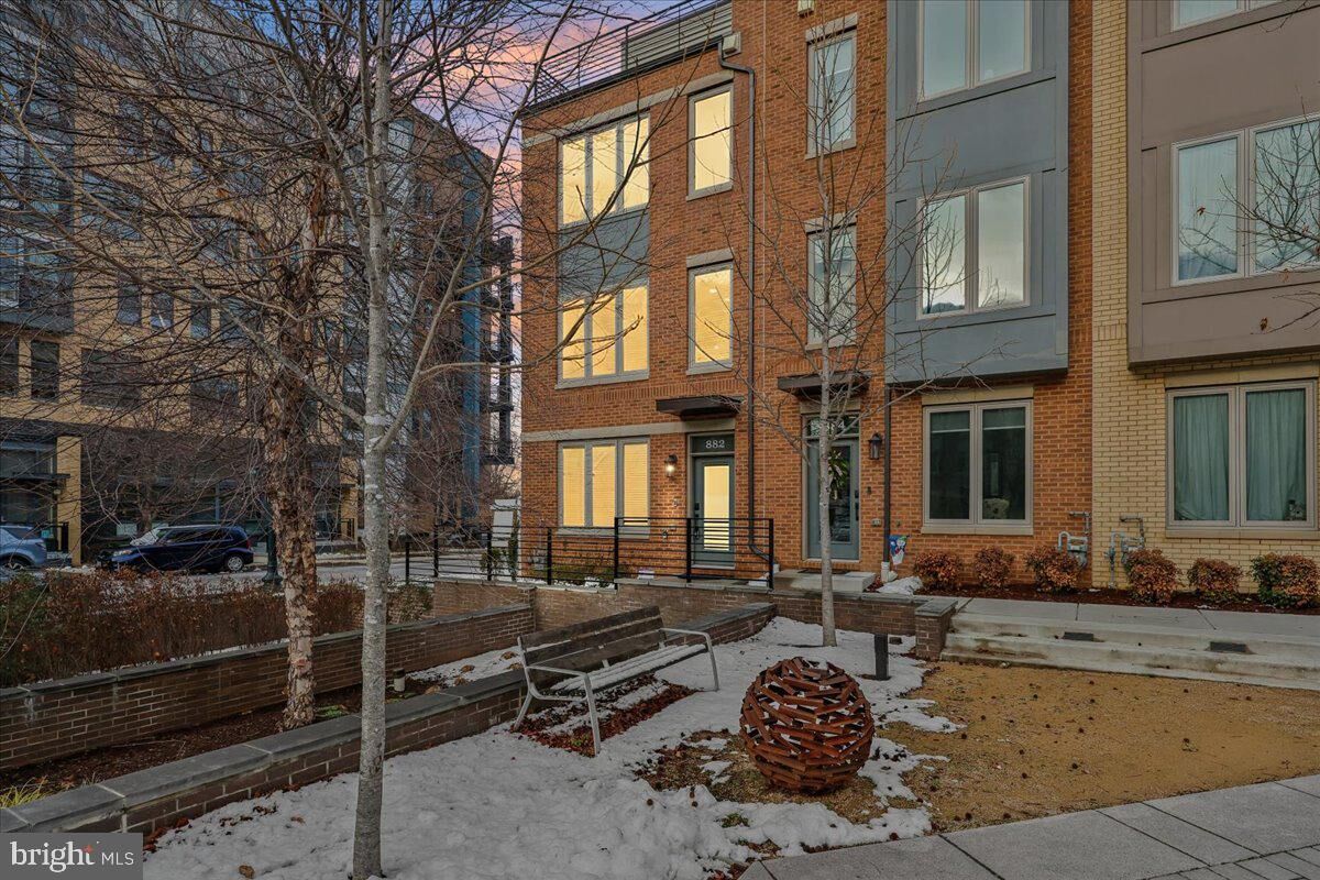 Property Photo:  882 Thompson Crescent 28  MD 20852 