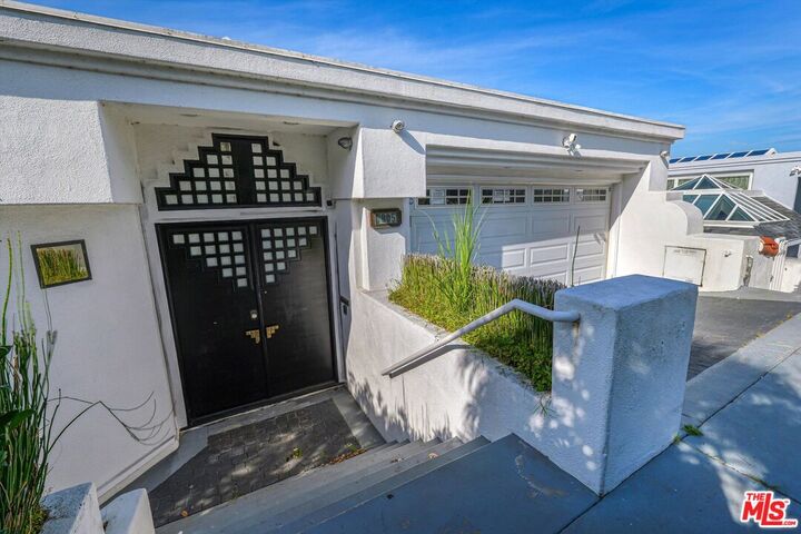 Property Photo: 7805 Veragua Dr CA 90293