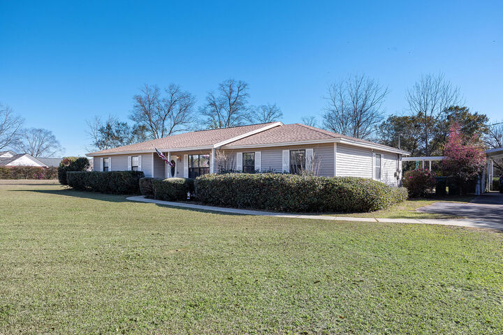 Property Photo: 5855 Houston Lane FL 32539