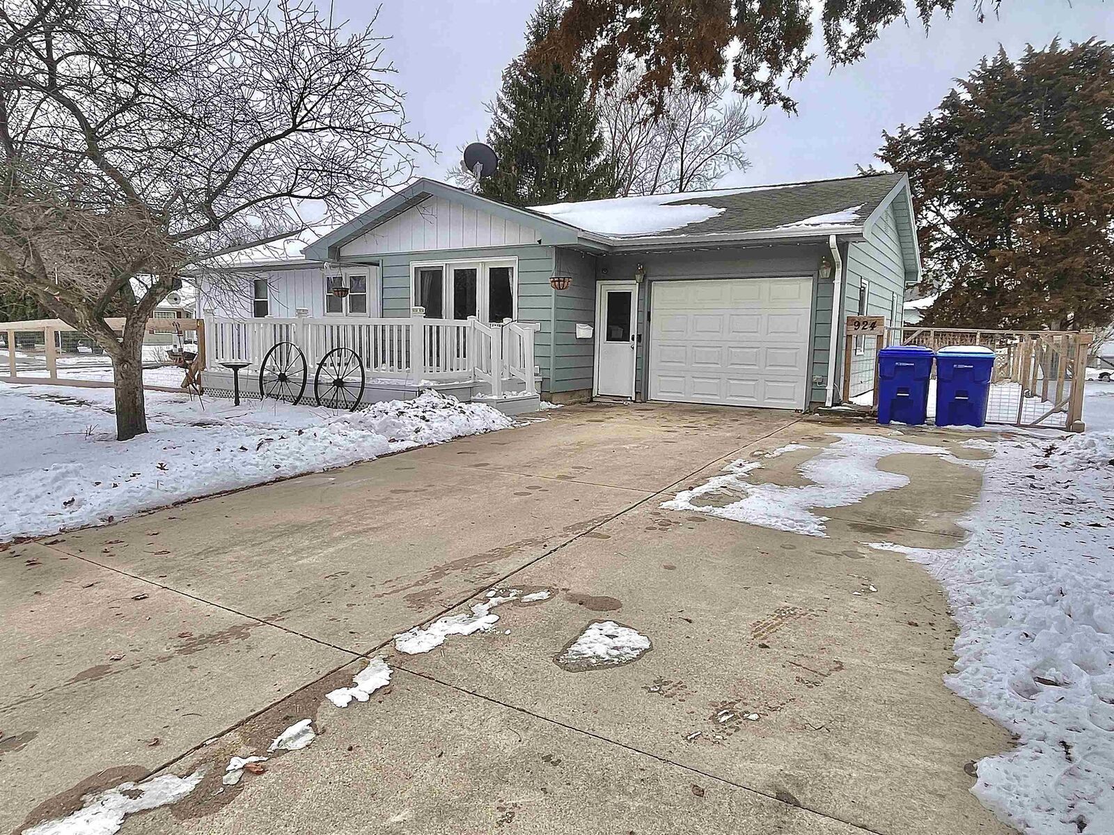 Property Photo:  924 2nd Ave SW  IA 50662 
