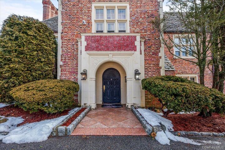 Property Photo:  8 Eastway  NY 10708 