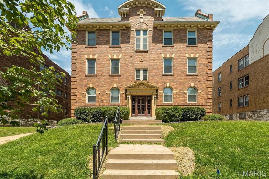 Property Photo:  7537 Buckingham Drive  MO 63105 