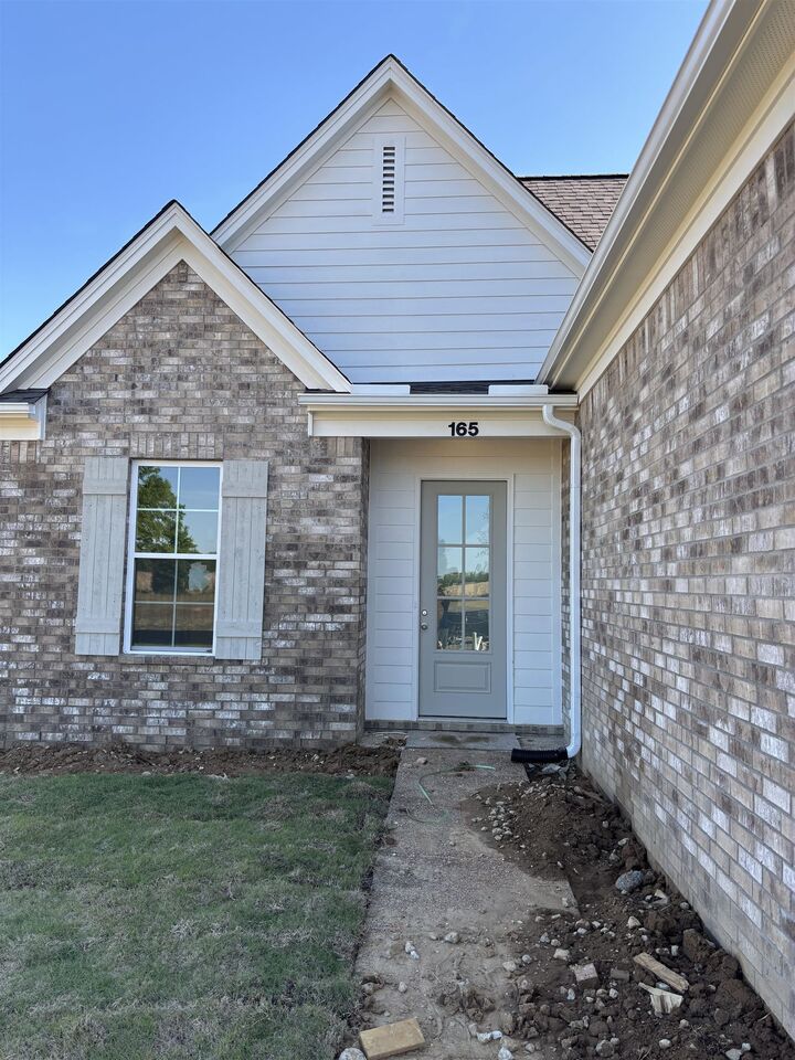 Property Photo:  165 Summer Rose Ln  TN 38068 