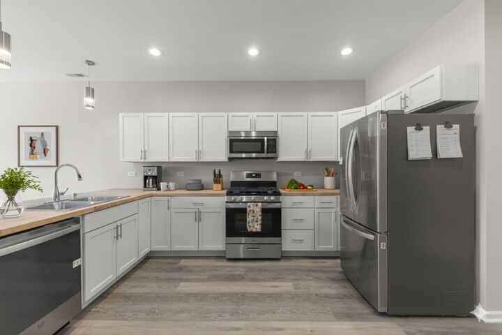 Property Photo:  600 W Pleasant Lane A3  IL 60148 