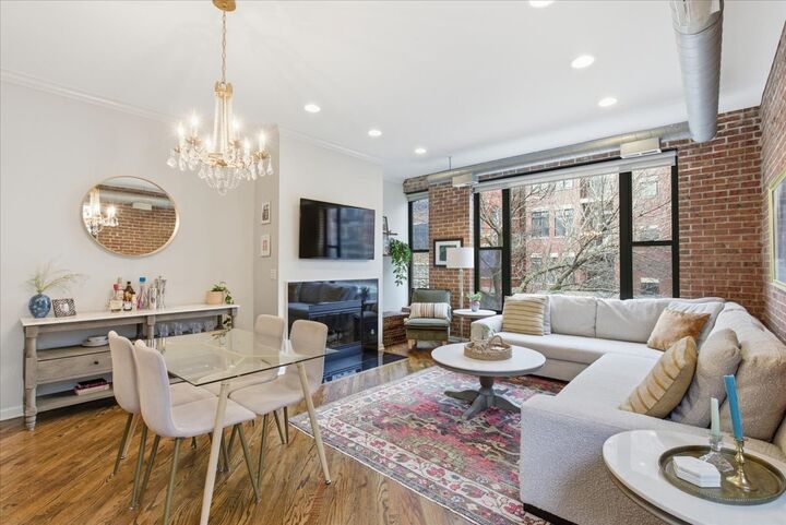 Property Photo:  2943 N Lincoln Avenue 208  IL 60657 