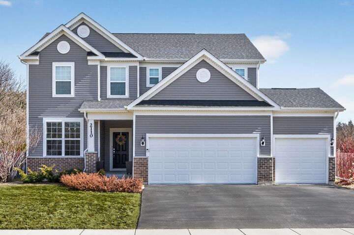 Property Photo:  2110 Silver Leaf Drive  IL 60042 