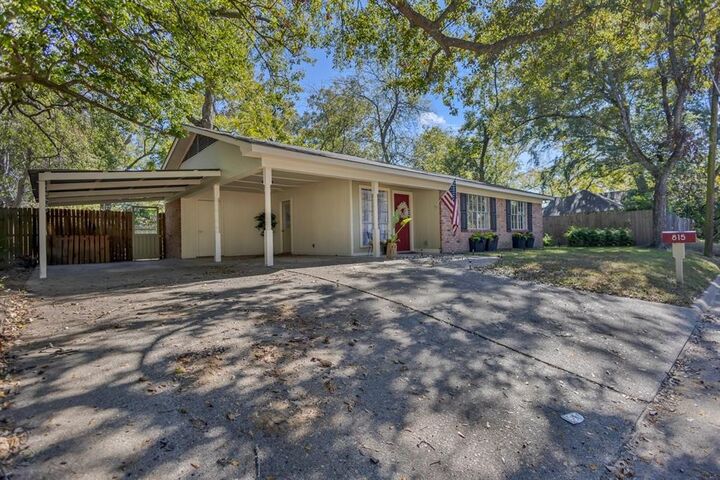 Property Photo:  815 N Bledsoe Street  TX 75644 