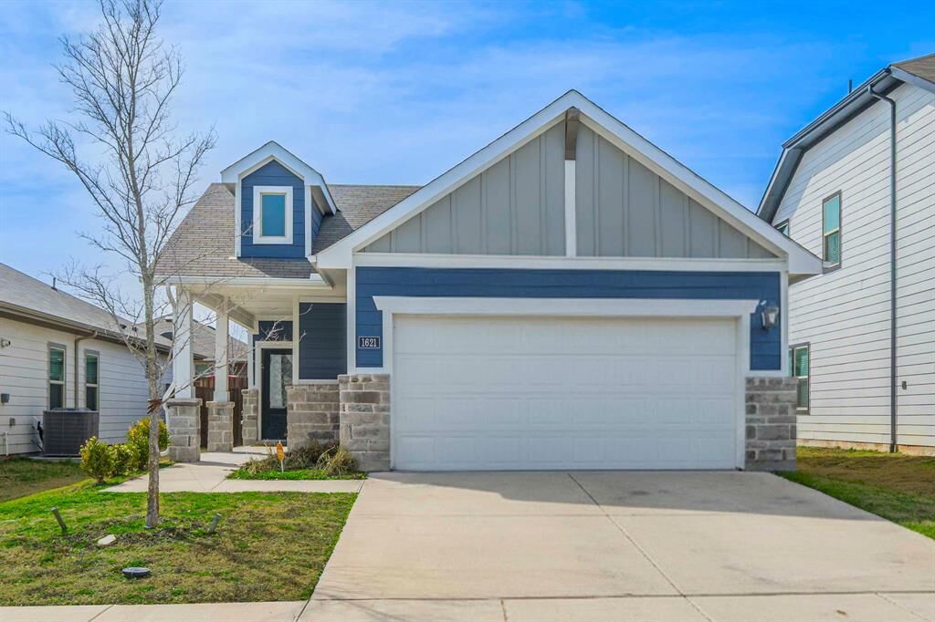 Property Photo:  1621 Briar Hunt Drive  TX 75126 