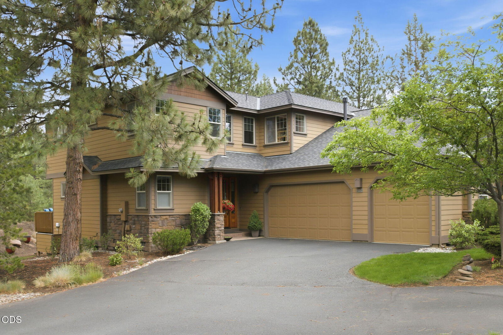 Property Photo:  2526 NW Locke Court  OR 97703 