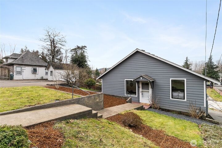 Property Photo:  1803  Woburn Street  WA 98229 