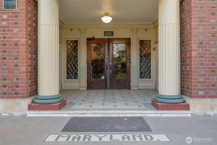 Property Photo:  626  13th Avenue E 3  WA 98102 