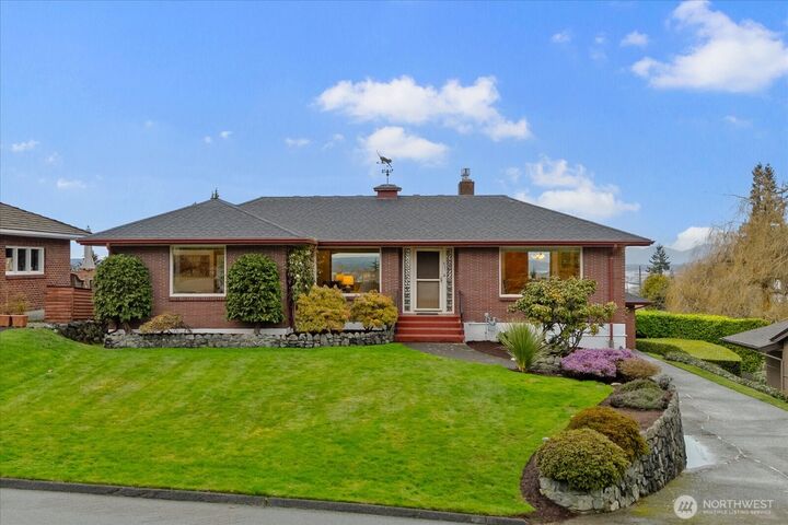 Property Photo:  411  Crown Drive  WA 98203 