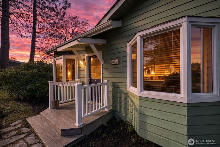 Property Photo:  847  Argyle Avenue  WA 98250 