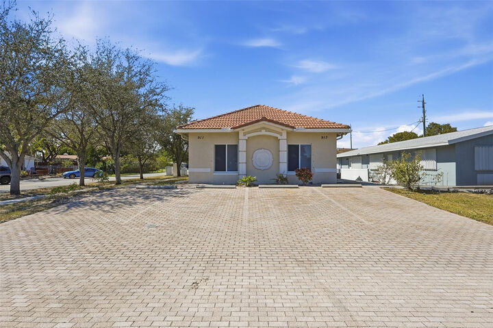 Property Photo:  911 NE 12th Avenue  FL 33060 