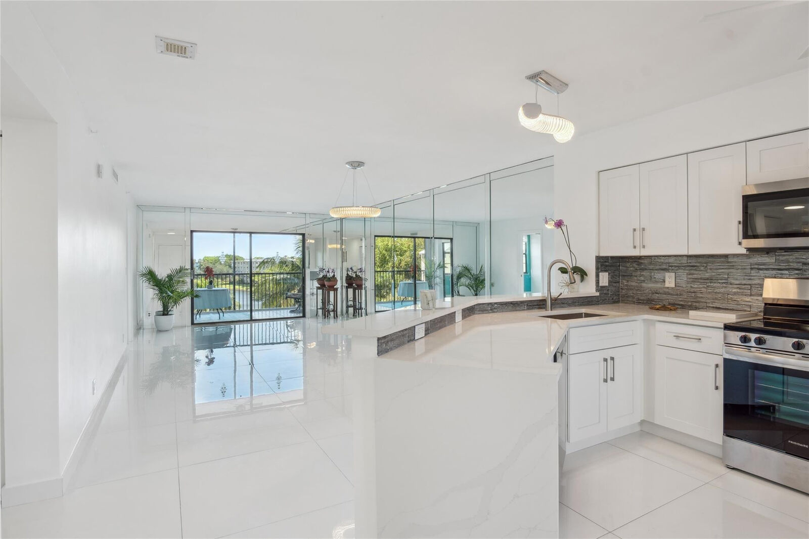 Property Photo:  2205 S Cypress Bend Drive 501  FL 33069 