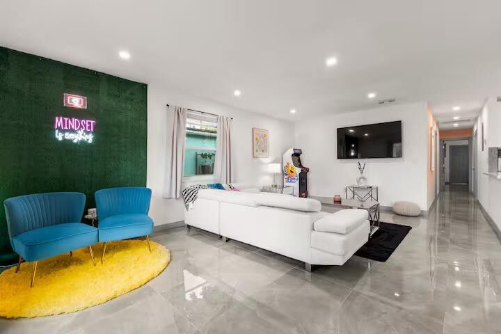 Property Photo: 909 SW 16th Street FL 33315