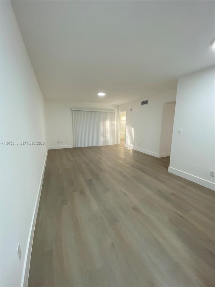 Property Photo: 1765 Courtyard Way 103 FL 33114