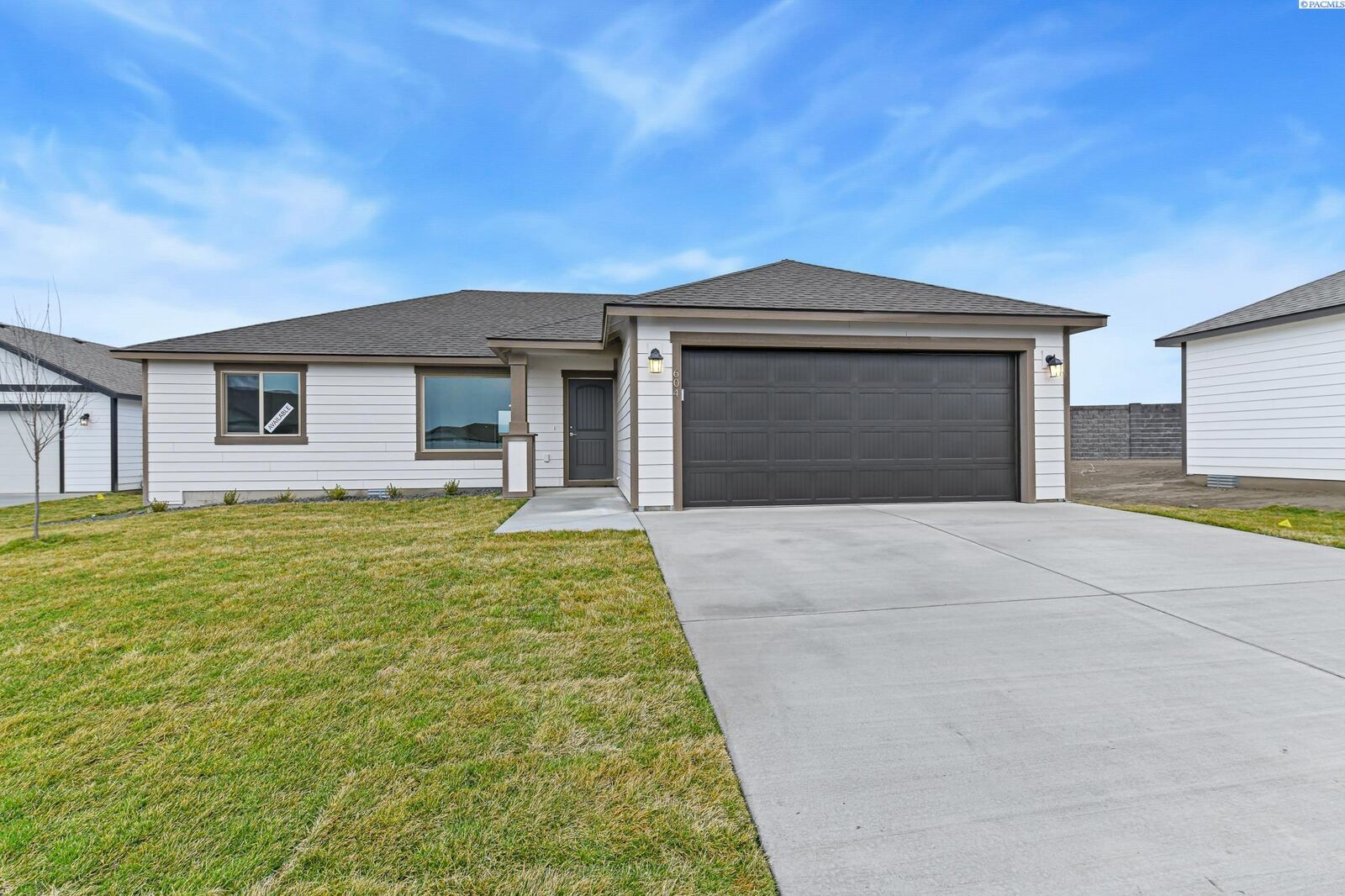 Property Photo: 604 Vineyard St WA 98930