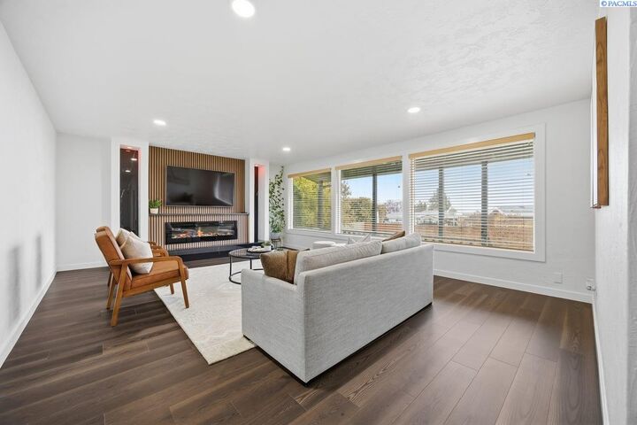 Property Photo:  2603 S Everett Pl  WA 99337 