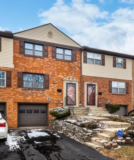 Property Photo: 2813 Kingsrowe Court OH 43209