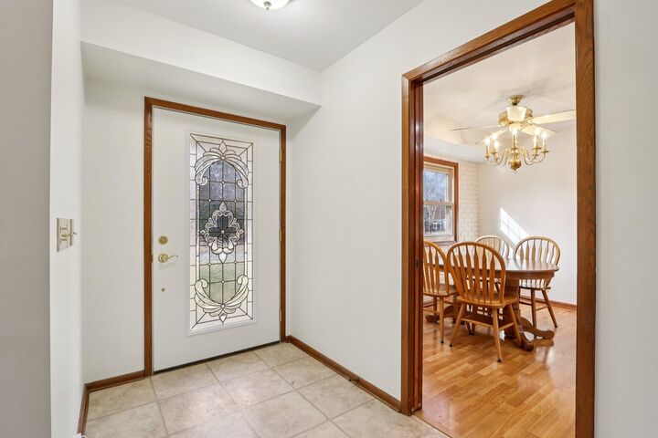 Property Photo:  712 Lake Bluff Dr  WI 53066 