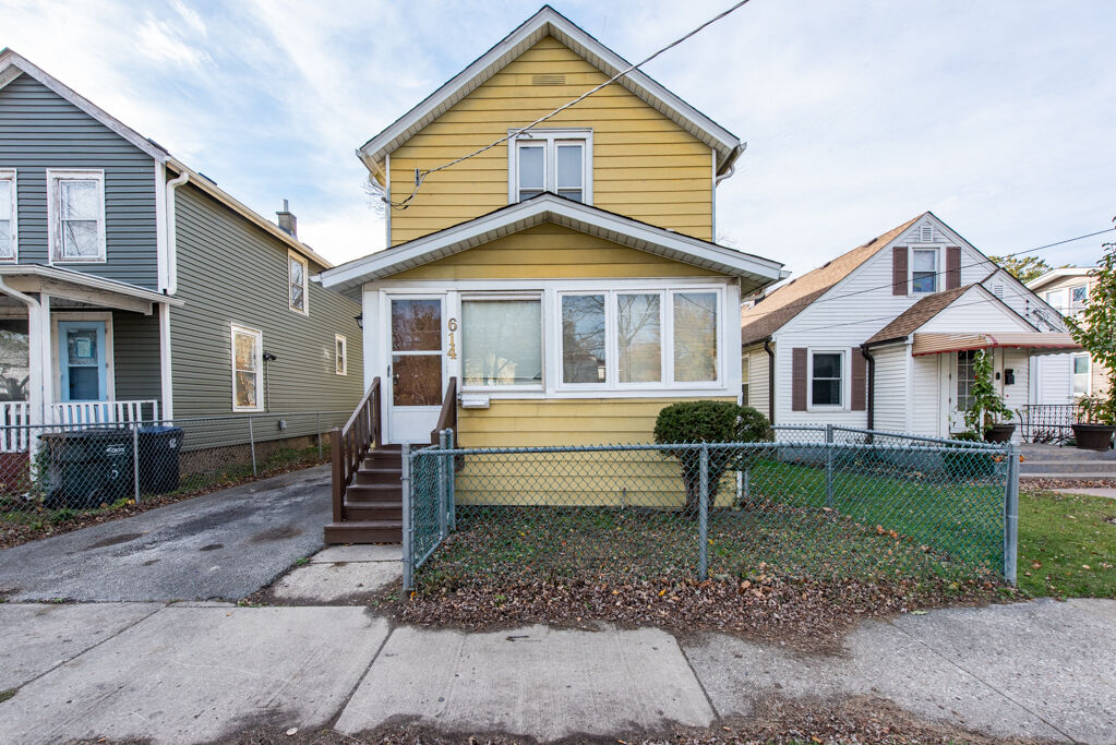 Property Photo:  614 Walnut Street  IL 60085 