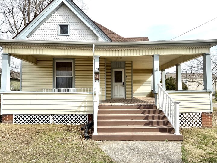 Property Photo:  811 N Market Street  IL 62959 