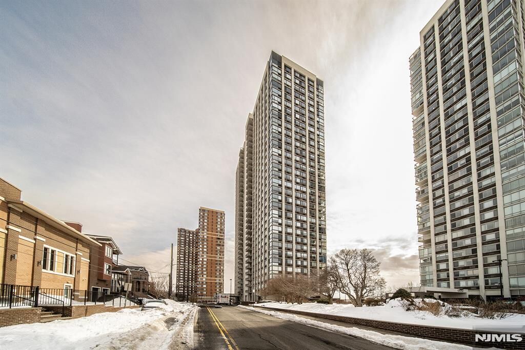 Property Photo:  200 Old Palisade Road 16E  NJ 07024 