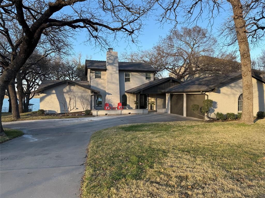 Property Photo:  400 Driftwood Court  TX 76020 