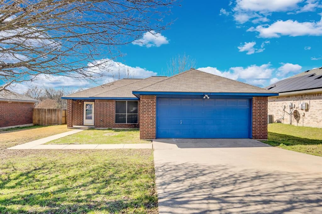 Property Photo: 203 Shawnee Trail TX 76009