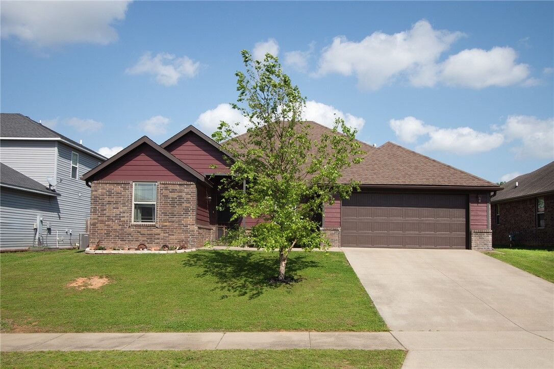 Property Photo:  811 SW Pure Globe Street  AR 72712 