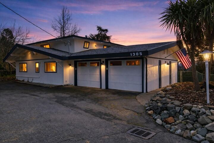 Property Photo: 1305 NE Roseana Drive OR 97526