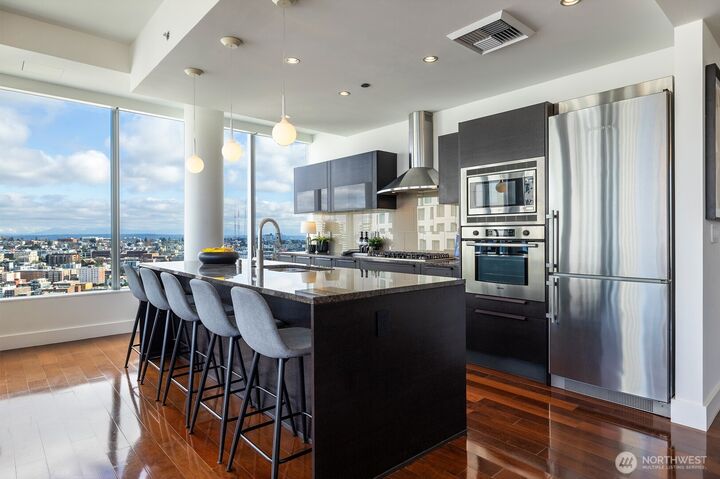 Property Photo:  737  Olive Way 3702  WA 98101 