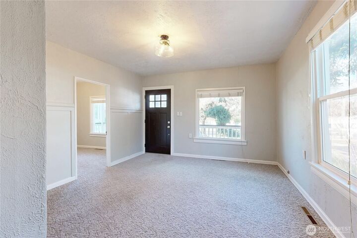 Property Photo:  332  L St  WA 99362 